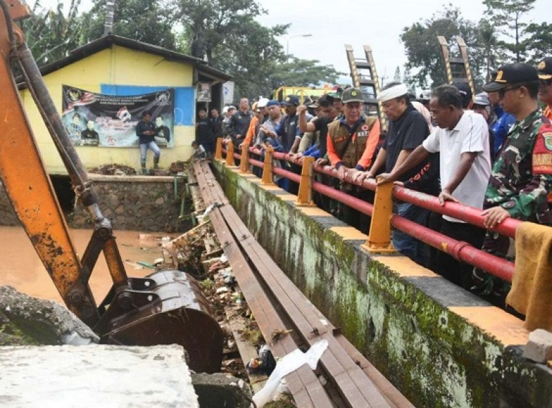 Sekda Herman Suryatman Kunjungi Lansung Lokasi Banjir di Cimanggung Sumedang