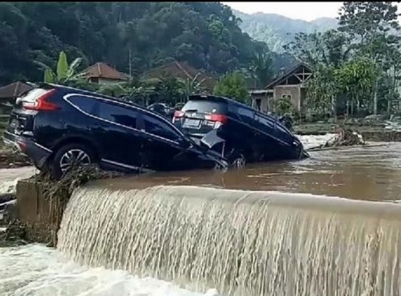 Luapan Sungai Cihonje Berakibat Banjir Bandang Terjang Kabupaten ...