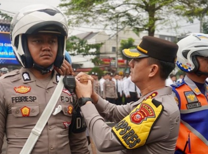 Kapolres Cianjur Pimpin Apel Gelar Pasukan Operasi Keselamatan Lodaya 2024 Polres Cianjur