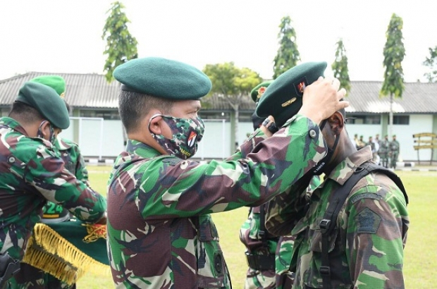 673 Prajurit Batalyon Infanteri (Yonif) 754/20/3 Kostrad resmi menyandang baret, brevet dan berkualifikasi Raider