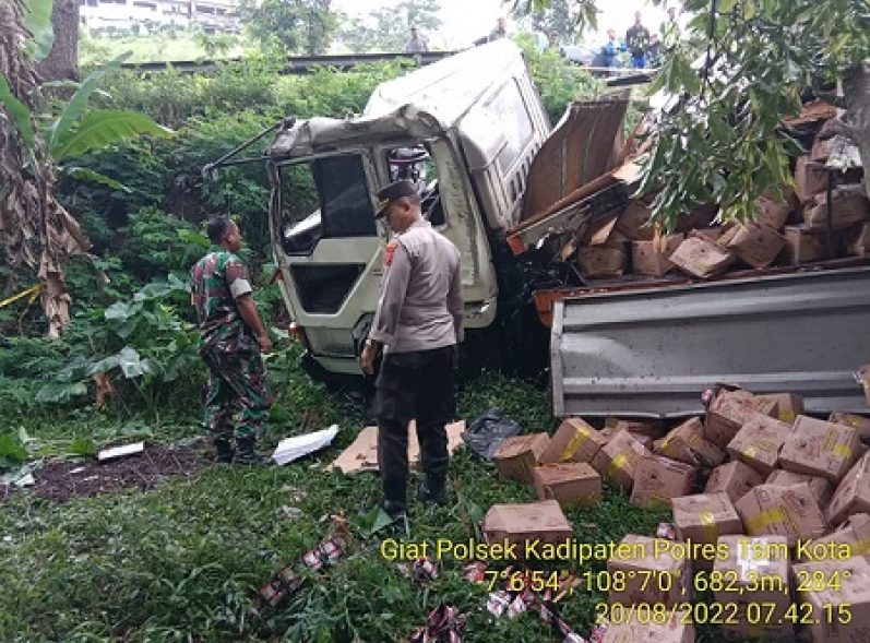 Diduga Rem Blong, Truk Box Bermuatan Kopi Kapal Api Masuk Jurang Di ...