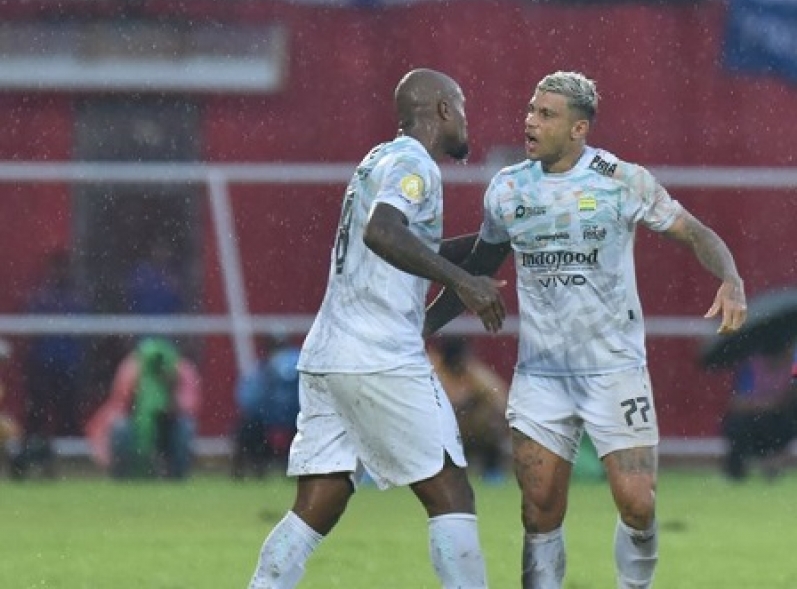 Pangeran Biru Persib Bandung Berada di Posisi Aman puncak klasemen Liga 1 2024/2025