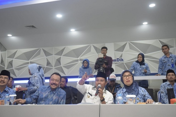 Wagub Monitoring Ppdb Via Command Center Di Tikomdik Disdik