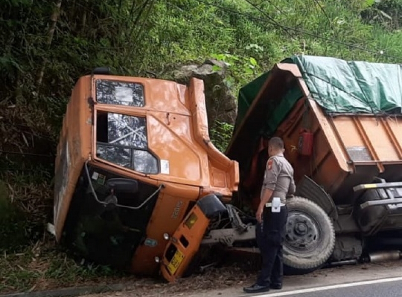 Truk Bermuatan Teh Sosro Terperosok di Tanjakan Gentong.