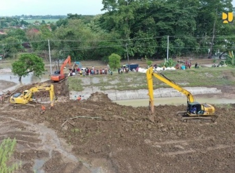 Penanganan Banjir Demak, Kementerian PU Lakukan Perbaikan Darurat 2 Titik Tanggul Jebol Sungai Tuntang